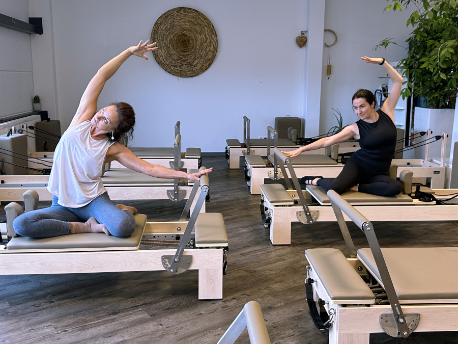 Teilnehmerin beim Training am Pilates Reformer im Bealance Studio in Öhringen